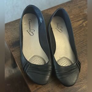 Size ten no brand i recognize, dress flats. Barely worn. Good condition